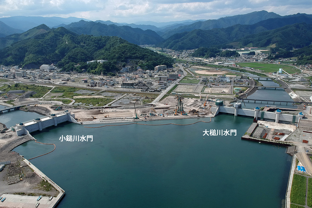 大槌川水門（右）・小鎚川水門（左）