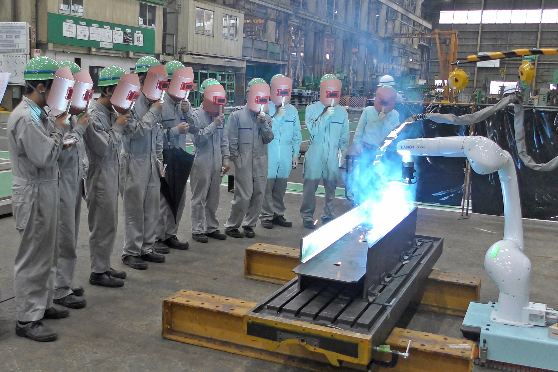 工場内で自動溶接ロボットを見学しました