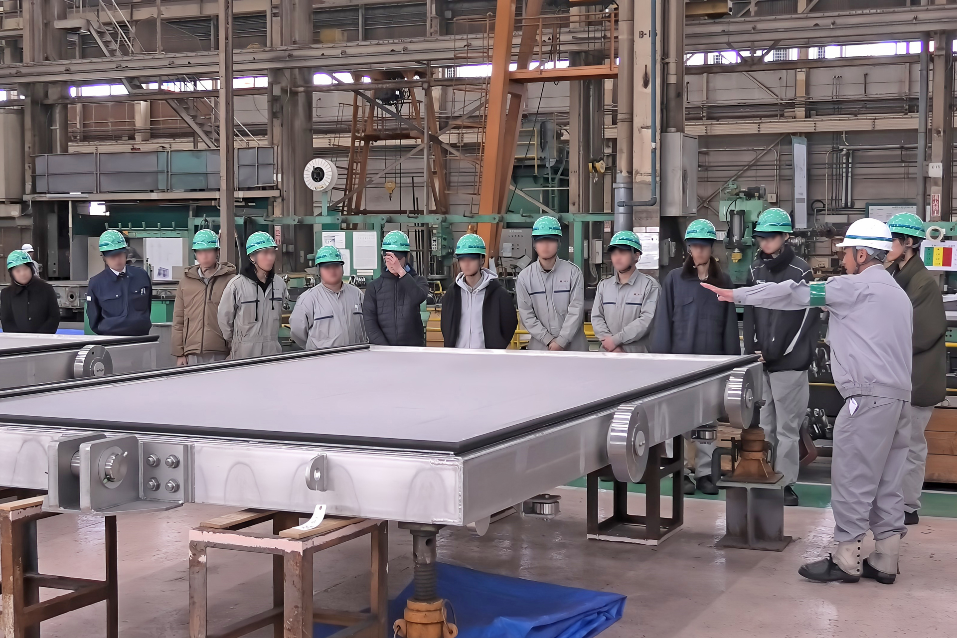 工場内を見学します