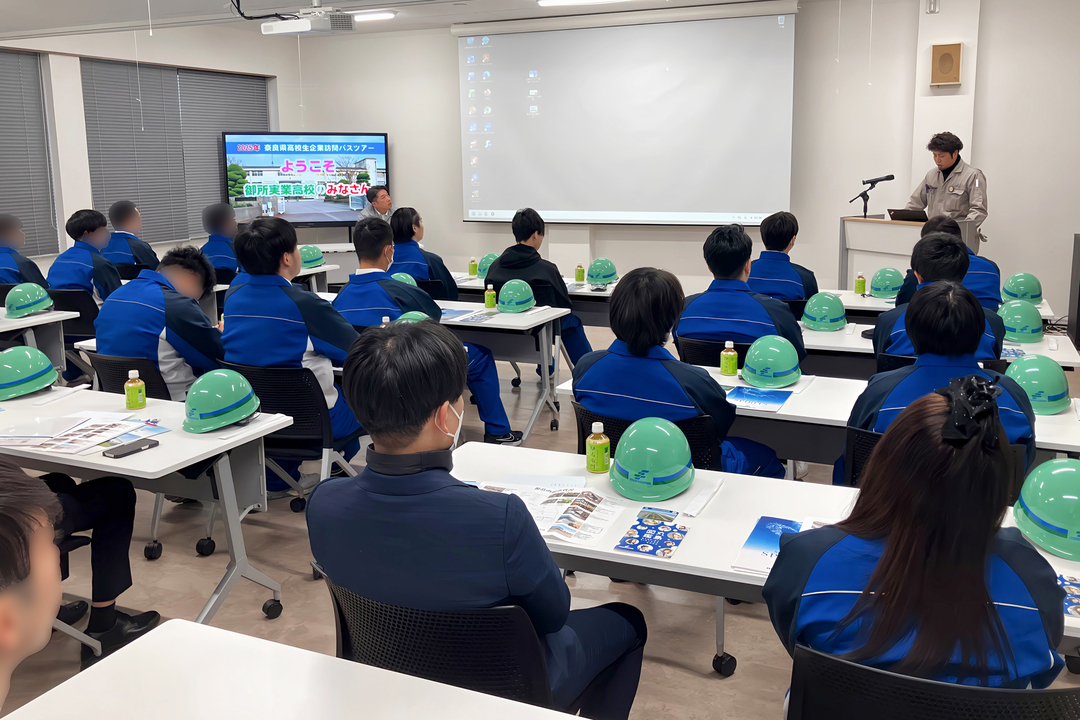 先輩からのモノづくりについてのプレゼンがありました