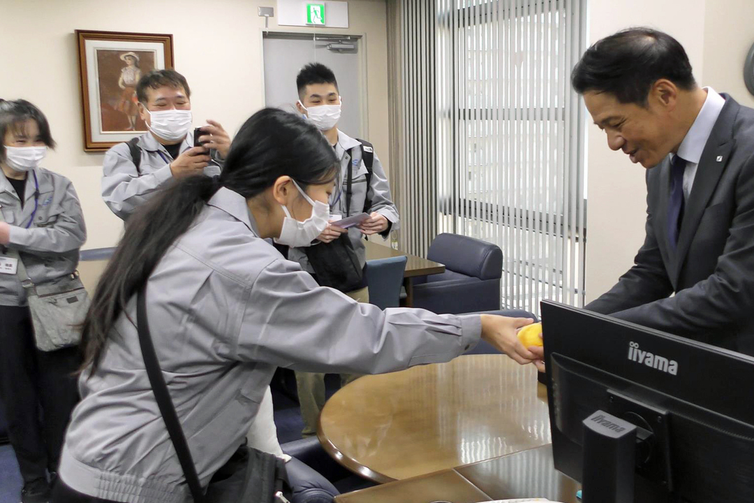 社長に「ひよこちゃん」のプレゼント