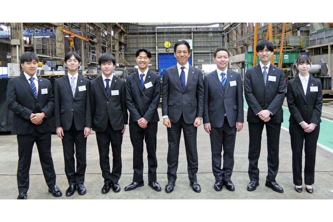 入社式後の集合写真（右から4人目が島岡社長）