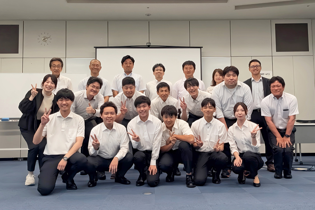 新入社員と中堅社員が集合