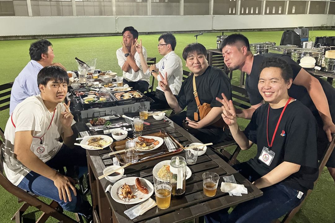 夕食はチームごとに分かれてBBQ
