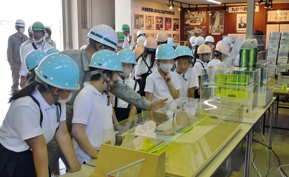 水理研究所見学の様子