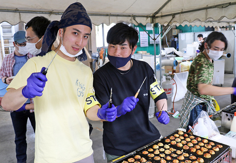 奈良工場で開催されたBBQ <br />たこやきや焼きそば等も出店